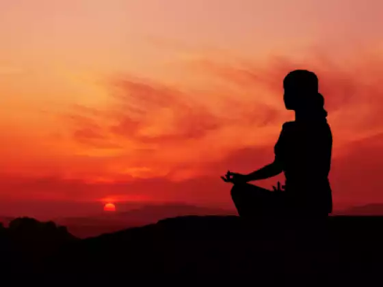 7 Chakra-Yoga-Gruß und Meditation