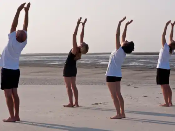 Clase de yoga: saludos al sol para todos